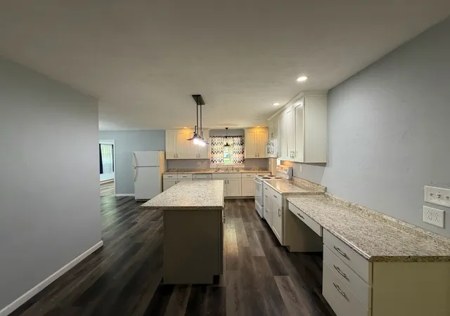 Photo 4 of Single family home for sale at 605 S Emerald Ln, Carbondale, IL 62901 | MLS# 12745940 | Listing updated on 2026-09-18