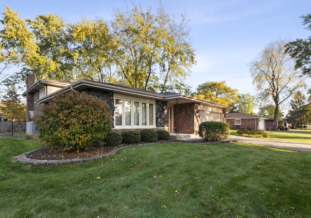 Photo 1 of Single family home for sale at 8571 Wood Vale Dr, Darien, IL 60561 | MLS# 12746148 | Listing updated on 2026-10-29