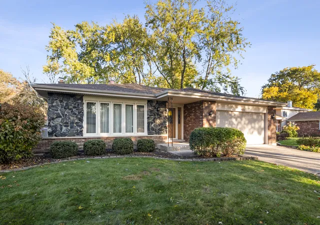Photo 2 of Single family home for sale at 8571 Wood Vale Dr, Darien, IL 60561 | MLS# 12746148 | Listing updated on 2026-10-29