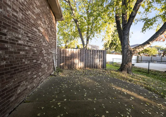 Photo 4 of Single family home for sale at 8571 Wood Vale Dr, Darien, IL 60561 | MLS# 12746148 | Listing updated on 2026-10-29