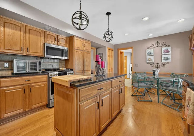 Photo 4 of Single family home for sale at 21w302 Woodview Dr, Itasca, IL 60143 | MLS# 12746161 | Listing updated on 2026-09-15