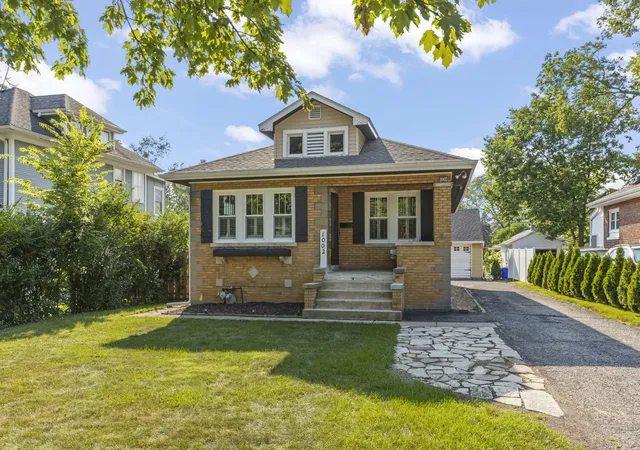 Single family home for sale at 1002 N President St, Wheaton, IL 60187 | MLS# 12746197