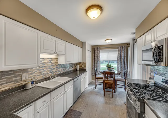 Listing Photo 4 - Condo for sale in building located at 9151 Sutton Ct, Orland Park, IL 60462 - Unit #93