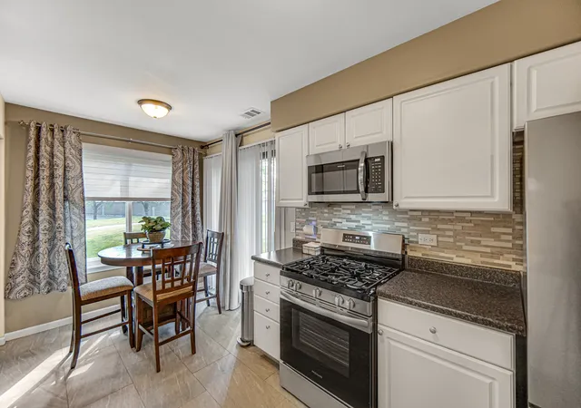 Listing Photo 5 - Condo for sale in building located at 9151 Sutton Ct, Orland Park, IL 60462 - Unit #93