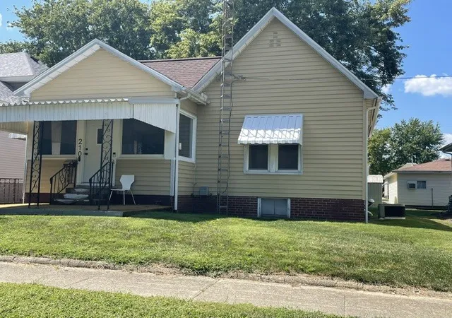 Photo 2 of Single family home for sale at 210 N Oak St, Villa Grove, IL 61956 | MLS# 12746254 | Listing updated on 2026-10-12
