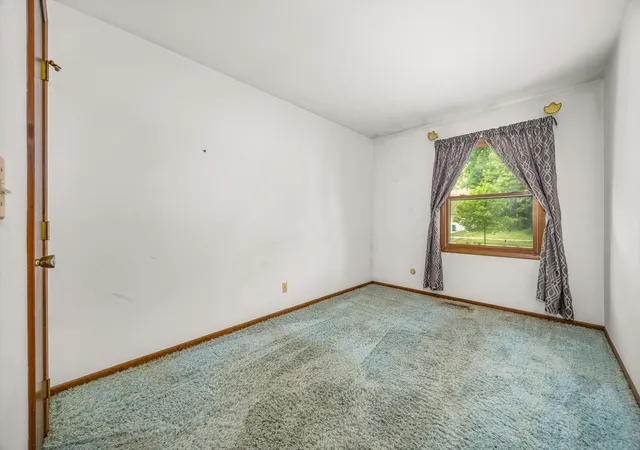 Photo 4 of Single family home for sale at 891 Laurel Dr, Aurora, IL 60506 | MLS# 12746275 | Listing updated on 2026-09-12