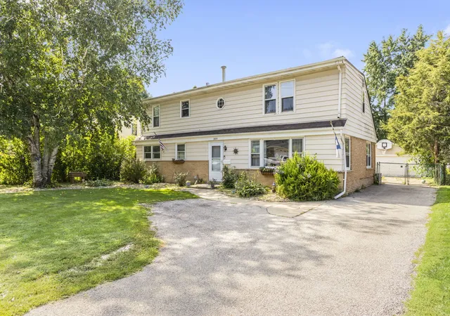 Photo 1 of Single family home for sale at 309 E Walnut St, Roselle, IL 60172 | MLS# 12746415 | Listing updated on 2026-09-24