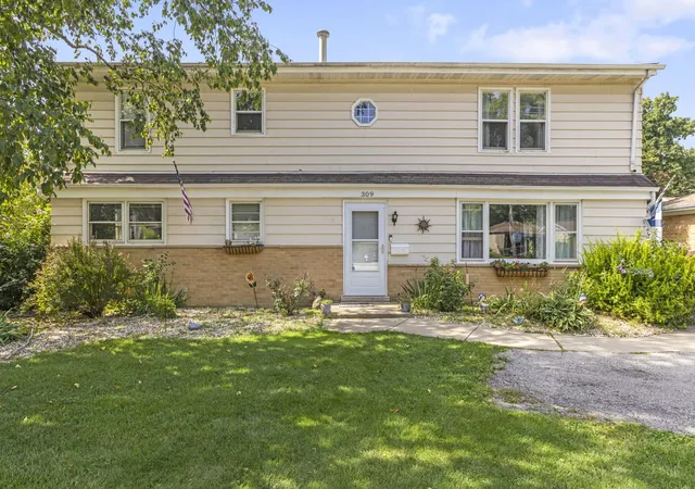 Photo 2 of Single family home for sale at 309 E Walnut St, Roselle, IL 60172 | MLS# 12746415 | Listing updated on 2026-09-24
