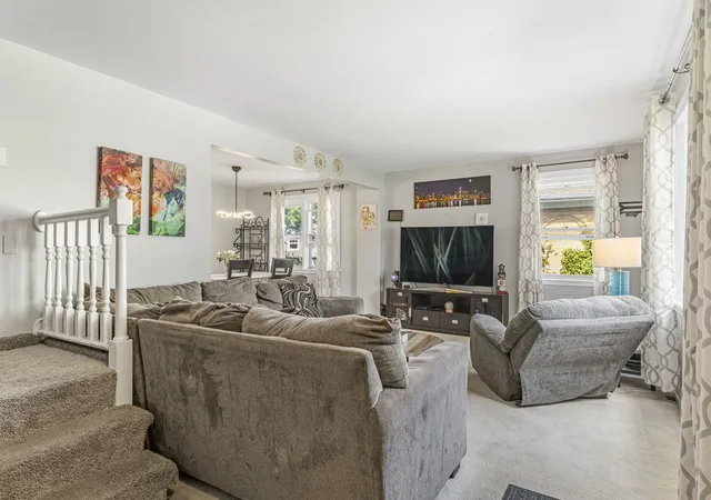Photo 3 of Single family home for sale at 309 E Walnut St, Roselle, IL 60172 | MLS# 12746415 | Listing updated on 2026-09-24