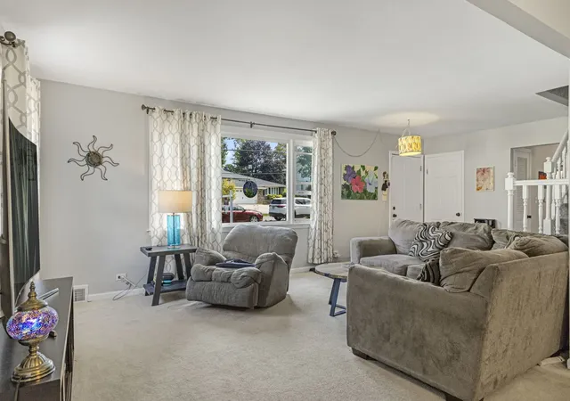 Photo 3 of Single family home for sale at 309 E Walnut St, Roselle, IL 60172 | MLS# 12746415 | Listing updated on 2026-09-24