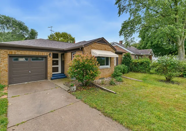 Photo 1 of Single family home for sale at 1024 25th Street, Moline, IL 61265 | MLS# 12746437 | Listing updated on 2026-09-24