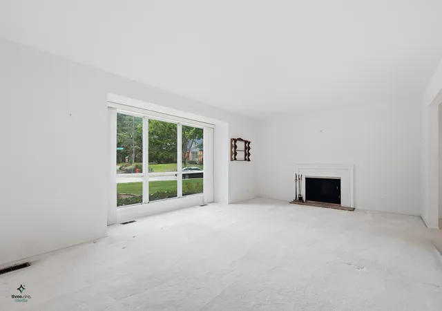 Photo 3 of Sale Pending at 681 Smoke Tree Rd, Deerfield, IL 60015 | MLS# 12746552 | Listing updated on 2026-10-03