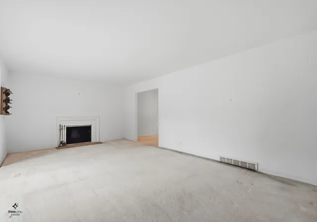 Photo 3 of Sale Pending at 681 Smoke Tree Rd, Deerfield, IL 60015 | MLS# 12746552 | Listing updated on 2026-10-03