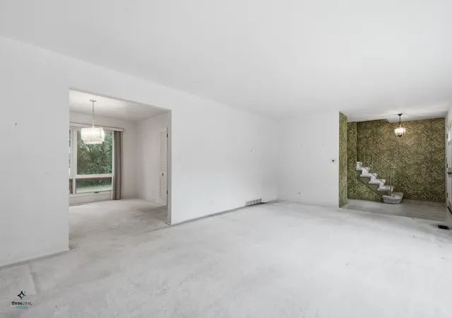 Photo 4 of Sale Pending at 681 Smoke Tree Rd, Deerfield, IL 60015 | MLS# 12746552 | Listing updated on 2026-10-03