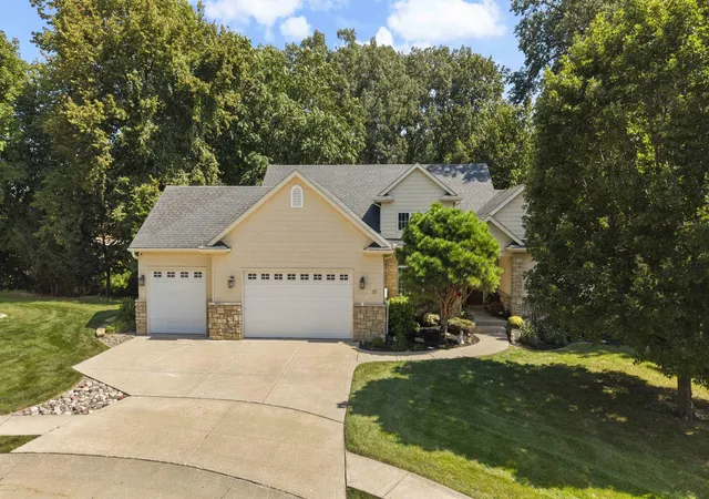 Photo 1 of Single family home for sale at 33 Chippiannock Pl, Rock Island, IL 61201 | MLS# 12746600 | Listing updated on 2026-09-22