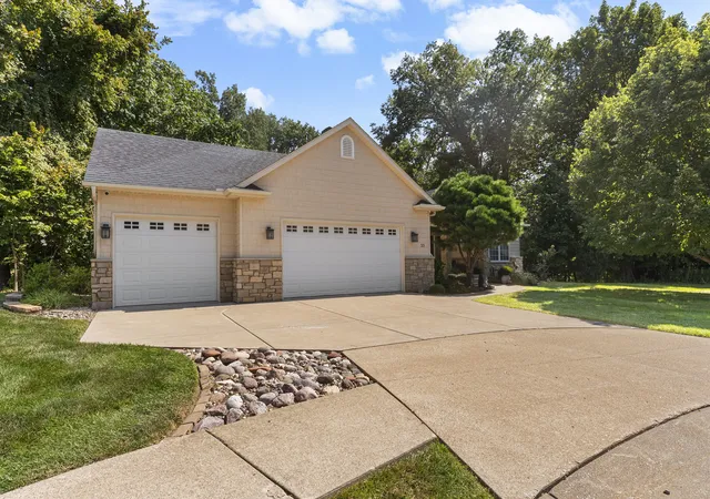 Photo 2 of Single family home for sale at 33 Chippiannock Pl, Rock Island, IL 61201 | MLS# 12746600 | Listing updated on 2026-09-22