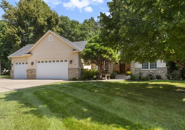 Photo 3 of Single family home for sale at 33 Chippiannock Pl, Rock Island, IL 61201 | MLS# 12746600 | Listing updated on 2026-09-22