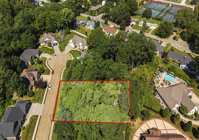 Photo 3 of Sale Pending at 31 Chippiannock Pl, Rock Island, IL 61201 | MLS# 12746601 | Listing updated on 2026-10-02