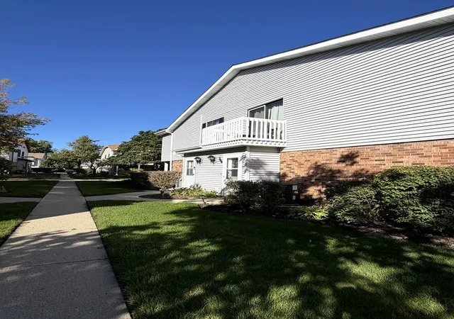 Listing Photo 1 - Condo for sale in building located at 366 Washington Ct, Vernon Hills, IL 60061 - Unit #366