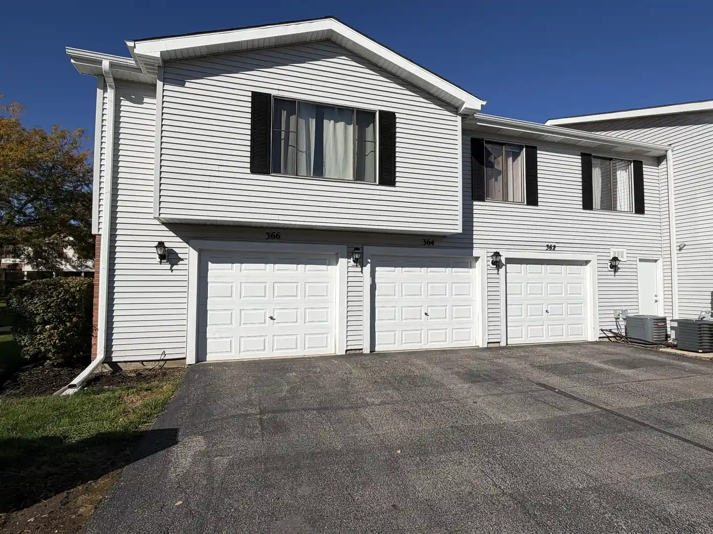 Listing Photo 2 - Condo for sale in 366 Washington Ct located at 366 Washington Ct, Vernon Hills, IL 60061 - Unit #366
