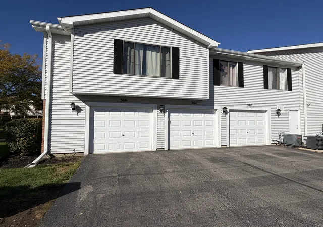 Listing Photo 2 - Condo for sale in building located at 366 Washington Ct, Vernon Hills, IL 60061 - Unit #366