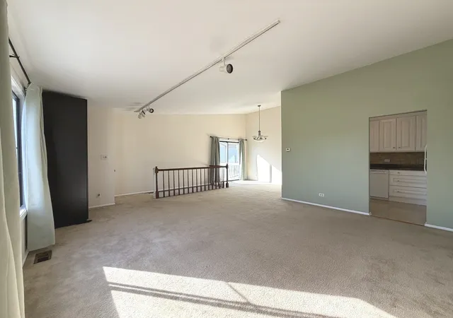 Listing Photo 5 - Condo for sale in building located at 366 Washington Ct, Vernon Hills, IL 60061 - Unit #366