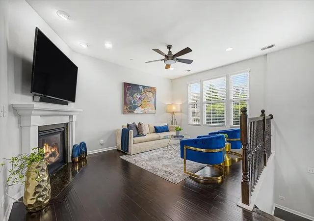 Photo 2 of Townhouse for sale at 3279 Coral Ln, Glenview, IL 60026 | MLS# 12746652 | Listing updated on 2026-09-09