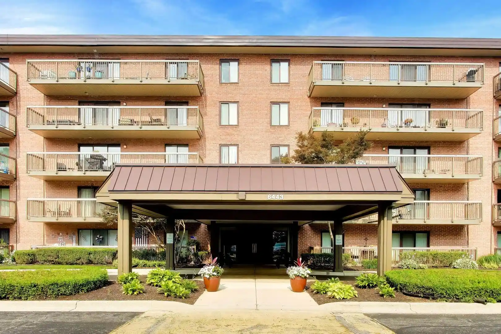 Listing Photo 1 - Condo for sale in 6443 Clarendon Hls Rd located at 6443 Clarendon Hls Rd, Willowbrook, IL 60527 - Unit #301C