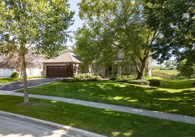 Photo 4 of Single family home for sale at 360 Ambria Dr, Mundelein, IL 60060 | MLS# 12746678 | Listing updated on 2026-09-30