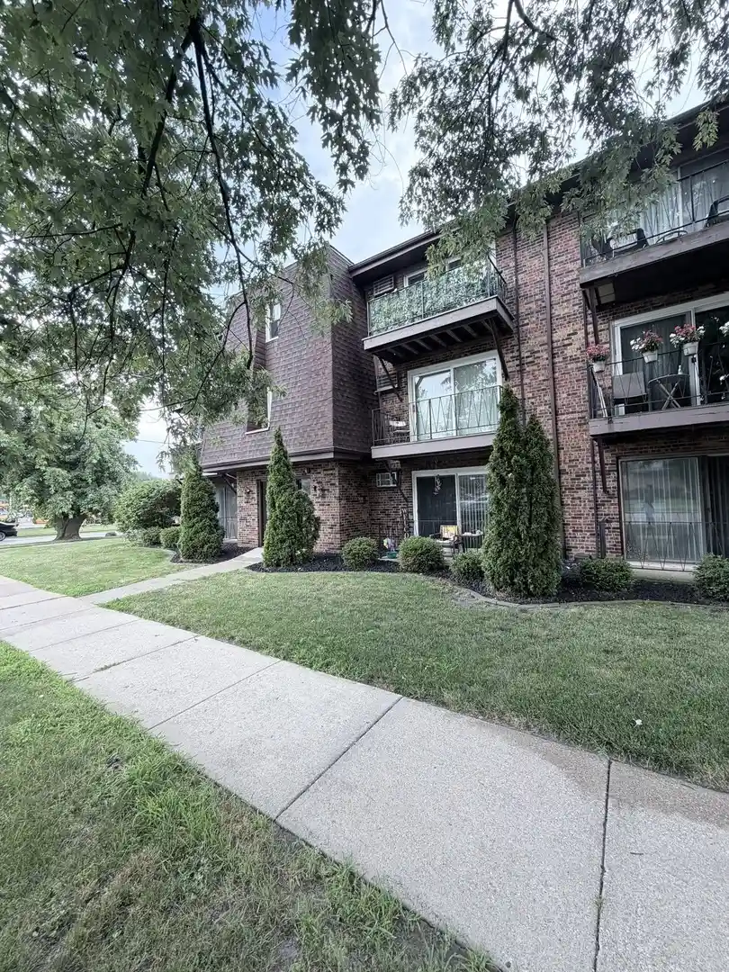 Listing Photo 1 - Condo for sale in 7005 99Th St located at 7005 99Th St, Chicago Ridge, IL 60415 - Unit #2W