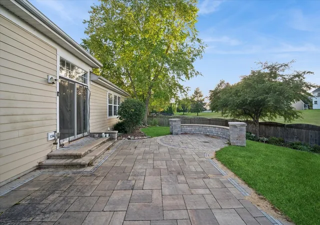 Photo 3 of Single family home for sale at 332 Red Rock Ln, Elgin, IL 60124 | MLS# 12746768 | Listing updated on 2026-09-07