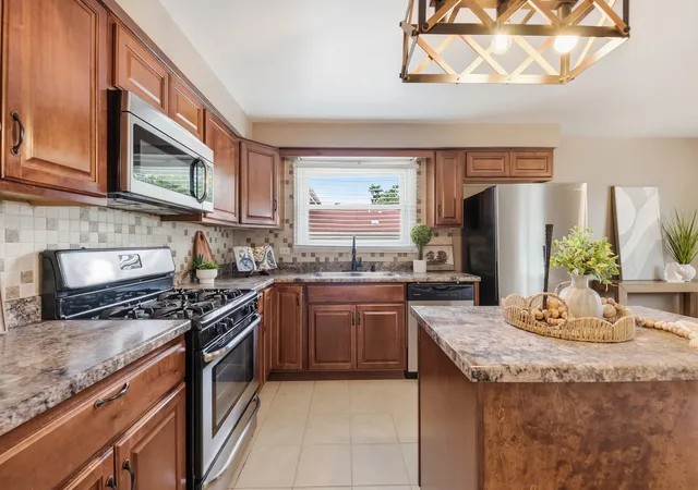 Photo 4 of Single family home for sale at 14828 Saint Louis Ave, Midlothian, IL 60445 | MLS# 12746782 | Listing updated on 2026-09-13