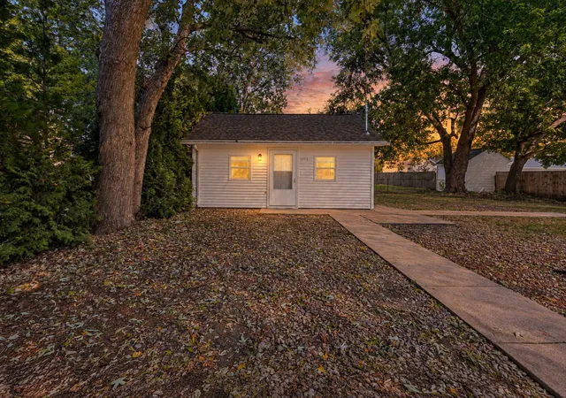 Photo 2 of Single family home for sale at 604 E Houghton St, Tuscola, IL 61953 | MLS# 12746826 | Listing updated on 2026-09-22