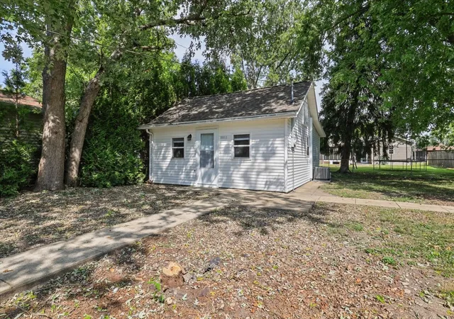 Photo 3 of Single family home for sale at 604 E Houghton St, Tuscola, IL 61953 | MLS# 12746826 | Listing updated on 2026-09-22