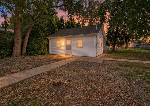 Photo 3 of Single family home for sale at 604 E Houghton St, Tuscola, IL 61953 | MLS# 12746826 | Listing updated on 2026-09-22
