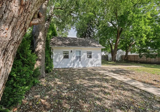 Photo 4 of Single family home for sale at 604 E Houghton St, Tuscola, IL 61953 | MLS# 12746826 | Listing updated on 2026-09-22