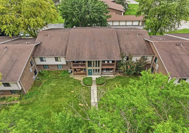 Listing Photo 4 - Condo for sale in building located at 603 Gdn Cir, Streamwood, IL 60107 - Unit #1