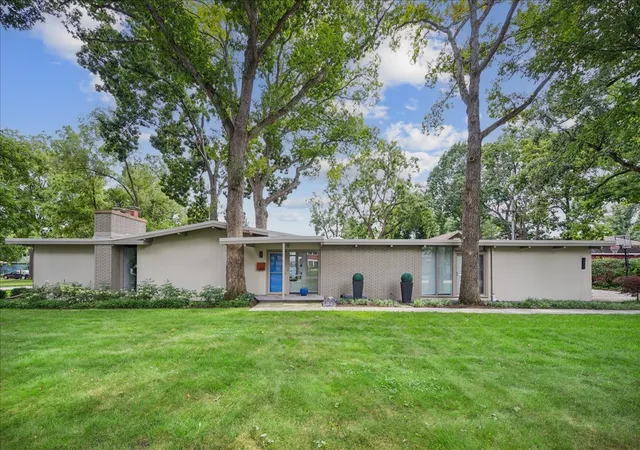 Single family home for sale at 286 Avon Ave, Northfield, IL 60093 | MLS# 12746895