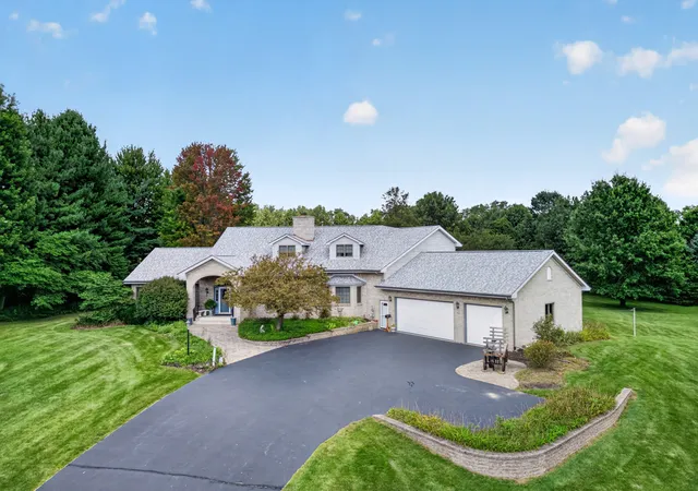 Photo 4 of Single family home for sale at 1646 Valley View Rd, Belvidere, IL 61008 | MLS# 12746925 | Listing updated on 2026-10-07