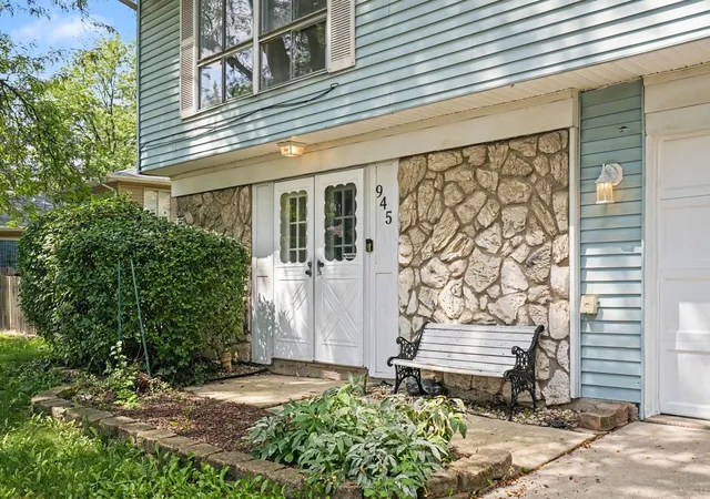 Photo 2 of Single family home for sale at 945 Surrey Ct, Joliet, IL 60431 | MLS# 12746931 | Listing updated on 2026-09-16