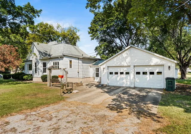 Photo 4 of Single family home for sale at 764 S Piatt St, Bement, IL 61813 | MLS# 12746951 | Listing updated on 2026-09-12