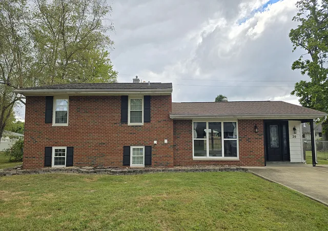 Single family home for sale at 20 W Oak Park Dr, Centralia, IL 62801 | MLS# 12746984