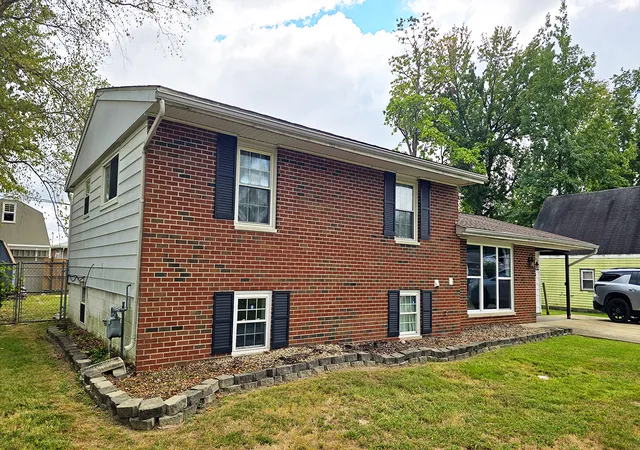 Photo 1 of Single family home for sale at 20 W Oak Park Dr, Centralia, IL 62801 | MLS# 12746984 | Listing updated on 2026-10-02