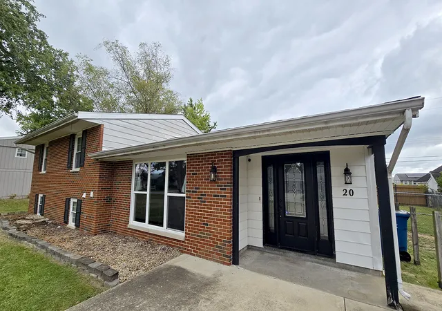 Photo 2 of Single family home for sale at 20 W Oak Park Dr, Centralia, IL 62801 | MLS# 12746984 | Listing updated on 2026-10-02