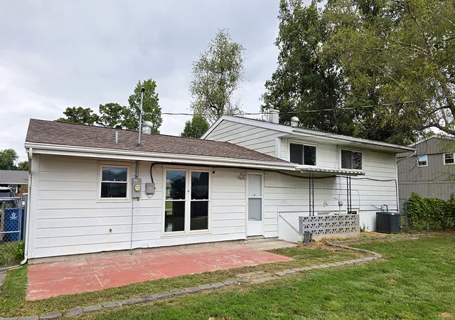 Photo 3 of Single family home for sale at 20 W Oak Park Dr, Centralia, IL 62801 | MLS# 12746984 | Listing updated on 2026-10-02