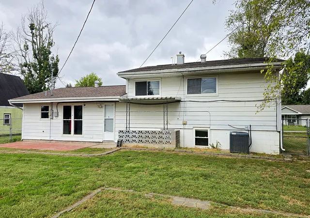 Photo 4 of Single family home for sale at 20 W Oak Park Dr, Centralia, IL 62801 | MLS# 12746984 | Listing updated on 2026-10-02