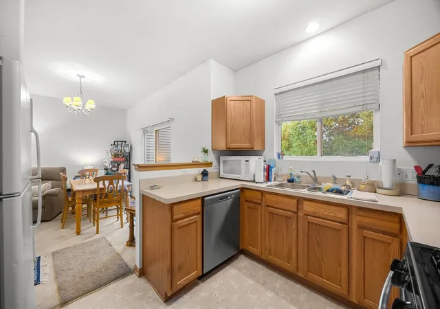 Listing Photo 4 - Condo for sale in building located at 1256 Liberty Park Ct, Crest Hill, IL 60435 - Unit #1256