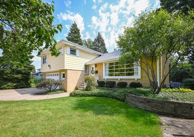 Photo 3 of Single family home for sale at 218 W Elm St, Wheaton, IL 60189 | MLS# 12747013 | Listing updated on 2026-10-07