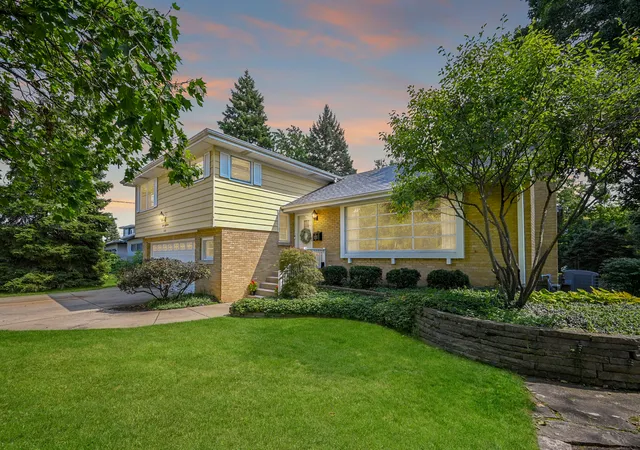 Photo 3 of Single family home for sale at 218 W Elm St, Wheaton, IL 60189 | MLS# 12747013 | Listing updated on 2026-10-08