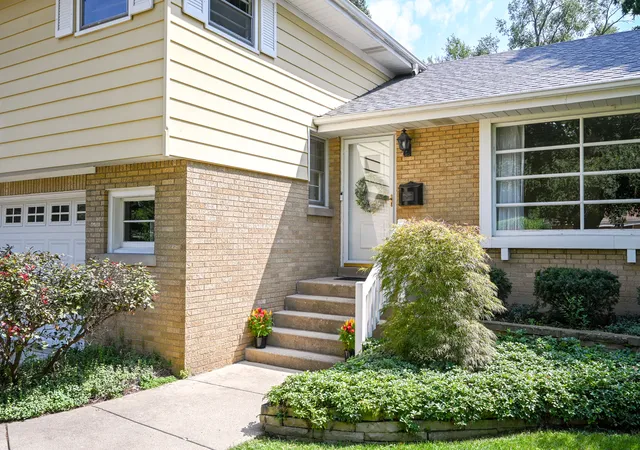 Photo 4 of Single family home for sale at 218 W Elm St, Wheaton, IL 60189 | MLS# 12747013 | Listing updated on 2026-10-08